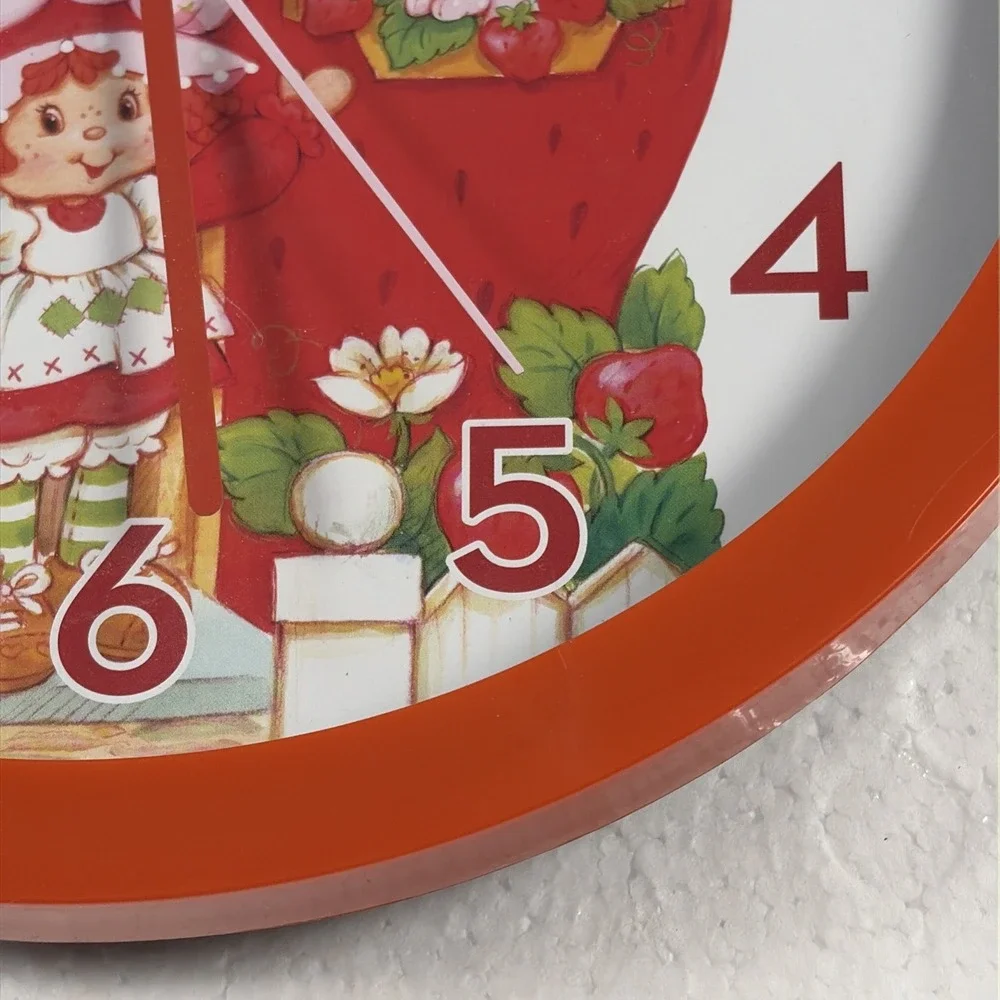 The World Of Strawberry Shortcake Battery Operated Wall Clock Working